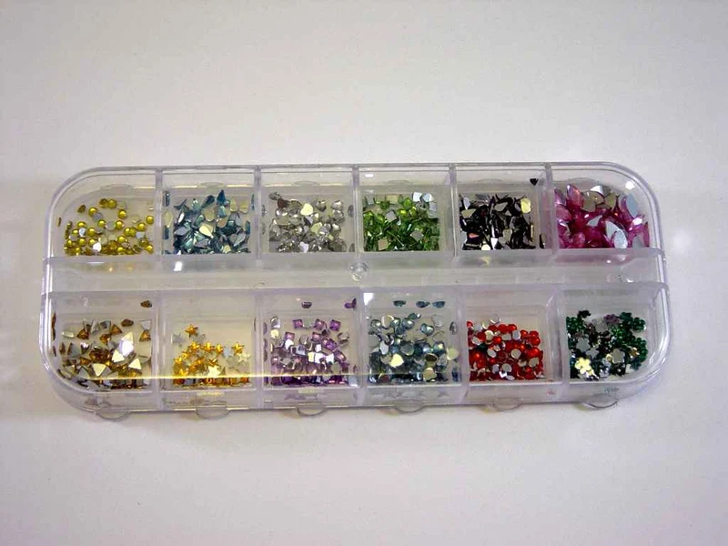 𝗔𝗨𝗦𝗩𝗘𝗥𝗞𝗔𝗨𝗙 - 1200 Strass-Steinchen in 12 Farben/Formen, sortiert in Box